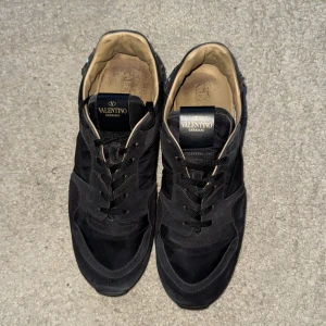 Valentino Rockrunner Skor  - Tja, jag säljer mina Valentino skor. Jag vill främst bli av med dom och där av säljer jag dom till en som kan använda dom mer. Box och påse ingår vid köp. Skick 9/10, skorna är använda men de finns inga större skador/defekter. Hör av dig vid fler frågor 