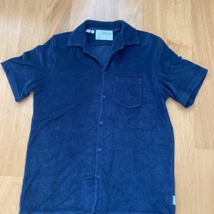Mörkblå frottéskjorta Selected Homme - Mjuk och skön mörkblå skjorta från Selected Homme i frotté. Skjortan har korta ärmar, klassisk krage, bröstficka och knäppning framtill. Perfekt för en avslappnad och cool stil under varma dagar. Nypris: 599 mitt pris 299 priset är ej hugget i sten. Hör av er vid minsta lilla fundering