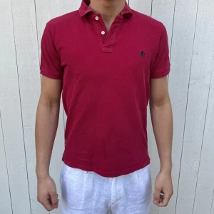 Röd pikétröja från Morris - Tja! Säljer en röd pikétröja från Morris i bra skick|| skick:8,5/10|| Storlek:M sitter som S typ|| Nypris:~900 mitt pris:399|| om ni har mer frågor kontakta gärna🙂