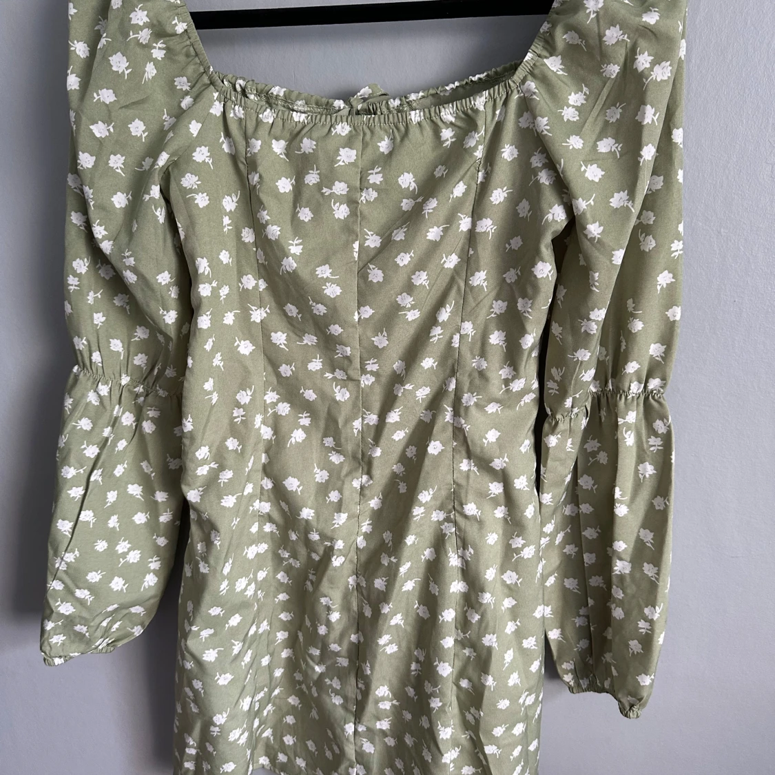 Grön blommig kortklänning med puffärm - 1