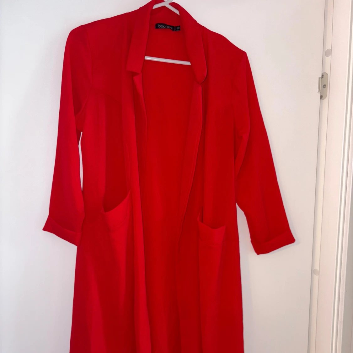 Röd lång kappa från Boohoo