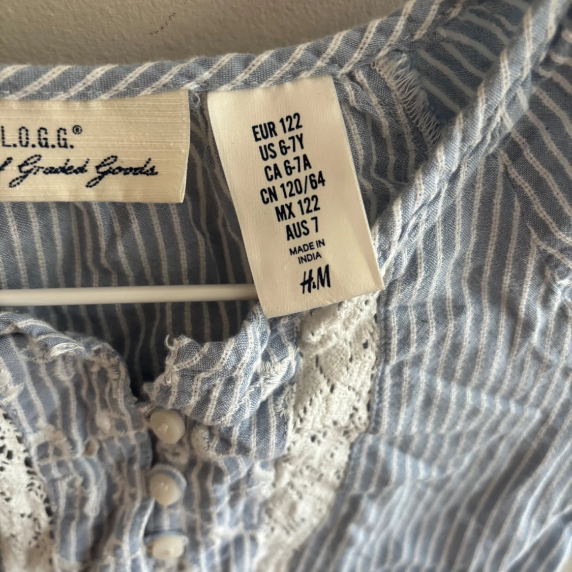 Blårandig blus med spets från H&M - 1