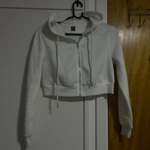 Vit croppad hoodie med dragkedja - Säljer en vit croppad kofta 🤍🤍