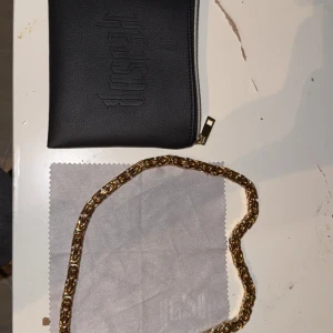 Guldfärgat halsband från Kejsar - Säljer ett chunky guldfärgat halsband från Kejsar 