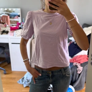 Ljuslila topp med puffärm från 157 - Supersöt ljuslila topp från 157 med puffiga korta ärmar. 