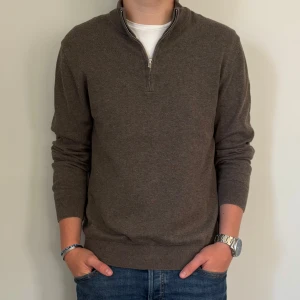 Brun half zip från Bläck. - Snygg brun half zip från märket Bläck! Använd fåtal gånger. Skick 9/10. Storlek S. Modellen är 176 och väger 67 kg.