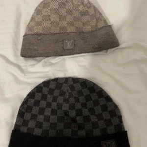 Lv mössor 500 för båda - 300kr st och 500 för båda  Okej skick Inte äkta