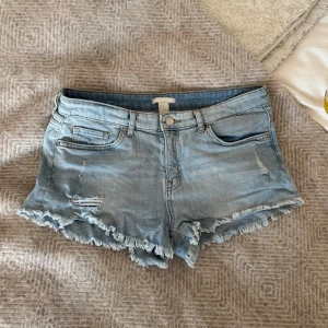 Ljusa jeansshorts - Supersnygga jeansshorts! Storlek 40 så lagom oversize om man vanligvis har S🩷 midjemått 41cm tvärs över