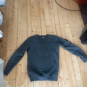 Stone Island tröja  - Säljer en grå långärmad sweatshirt från Stone Island. Gillar ej hur den sitter på mig så vill få den såld storlek S men passar XS med   Pris går att diskutera 