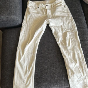 Vita loose fit jeans från Jack & Jones - Säljer ett par oanvända vita jeans från Jack & Jones i loose fit-modell. Byxorna har klassisk femficksdesign, raka ben och är tillverkade i bomull. Perfekta för dig som gillar en avslappnad och trendig stil. Nypris 600