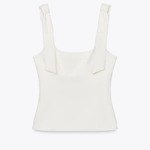 Trendig sommar topp ifrån Zara - Säljer denna trendiga sommar toppen ifrån Zara pga att jag inte använder den!❤️