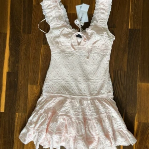 Ljusrosa spetsklänning med volang - Stlutsåld klänning från Gina, endast använd en gång ❤️ superfin ljusrosa färg med en modell som framhäver ens figur 💖