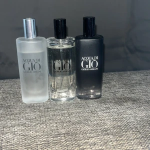 Acqua di Giò parfymset Giorgio Armani - Tre flaskor Acqua di Giò från Giorgio Armani säljes. En frostad glasflaska med silverfärgad kork, en transparent glasflaska med svart kork och en matt svart glasflaska med svart kork. Klassisk och fräsch doft i stilrena flaskor. Flaskorna är 15ml per flaska. Den svarta flaskan har ungefär 7ml kvar och dom andra två 13ml