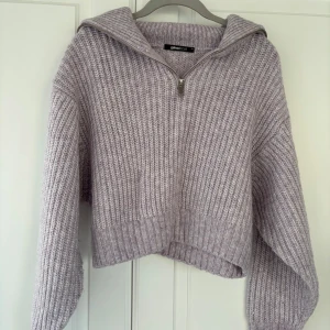 Ljuslila stickad half zip från Gina Tricot - Supermysig ljuslila stickad tröja från Gina Tricot med half zip och krage. Tröjan är ribbstickad, har en loose passform och långa ärmar.