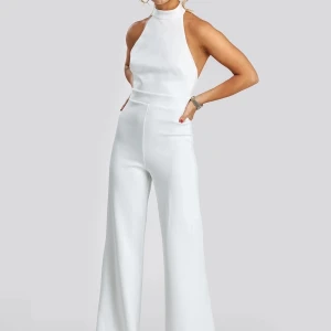 Vit byxdress med öppen rygg och rosett  - Snygg vit byxdress med hög hals, öppen rygg och breda ben från Sanne Alexandra 