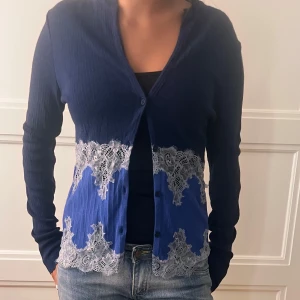 Mörkblå kofta med spetsdetaljer - Snygg kofta med fina detaljer 💙💙