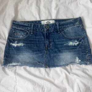 Hollister lågmidjad jeanskjol - Jättesnygg lågmidjad jeanskjol från hollister, midjemått ca 37,5 cm rakt över, längd ca 23 cm💘💘