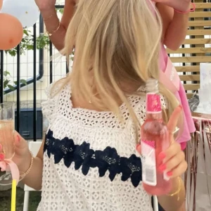 Vit spetsklänning från Zara - Säljer denna klänningen från Zara, i bra skick🥰Använd 2 gånger.