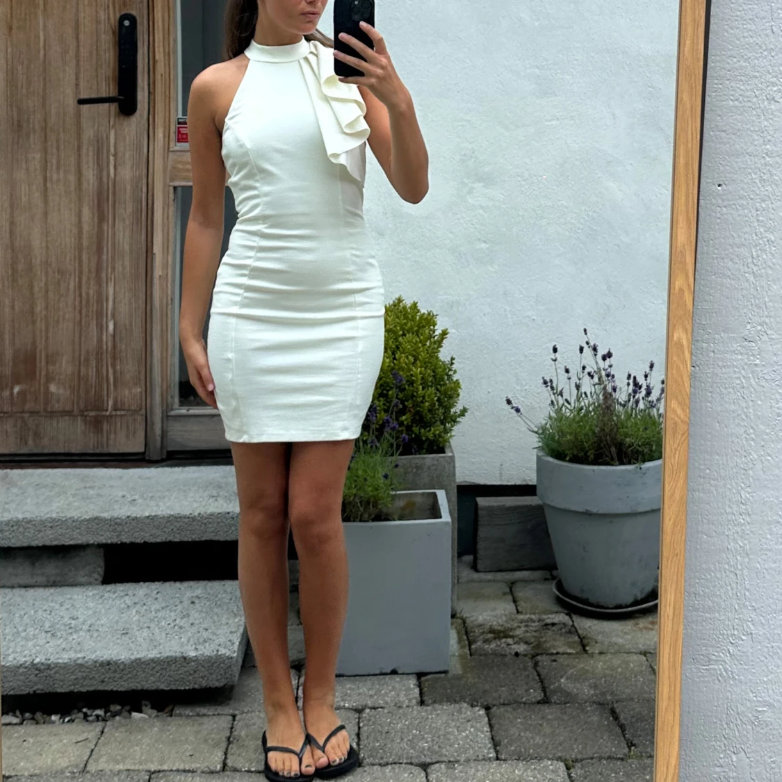 Vit kort klänning med volangdetalj - 1