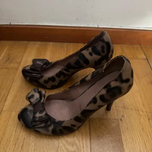 Klackskor  - Ett par klackskor i stl 37 säljs för 75 kr. 
