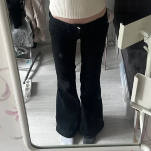 Låga svarta flare jeans Cheap Monday - Säljer dessa supersnygga svarta jeans från Cheap Monday flare jeans med LÅG midja. 