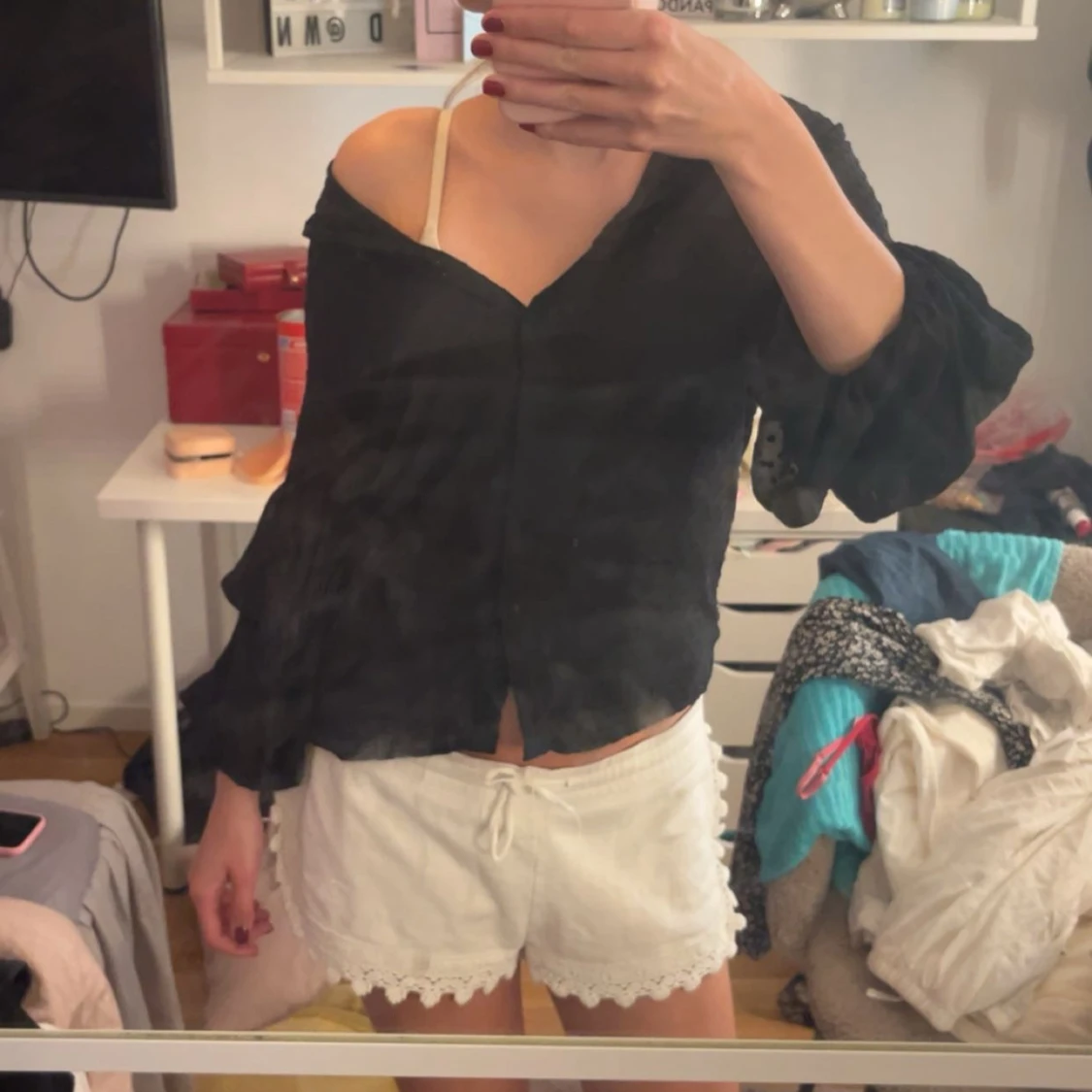 Svart volangblus med prickigt mönster