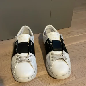 Valentino Open sneakers vit/svart skinn -  Säljer på grund av att jag letar nya skor! Skorna är i 7/10 skick och är använda som en daglig sko! 