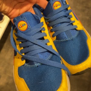 Blå och gula Lidl limited edition sneakers - Limited edition lidl skir som ej går att få tag på längre och har därför höjts i pris med drygt 462% 