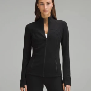 Lululemon jacka  - Så snygg lululemon jacka i storlek 6 i bra skick! Jag brukar ha S och den passar mig🩷 Köpt på NK i december 
