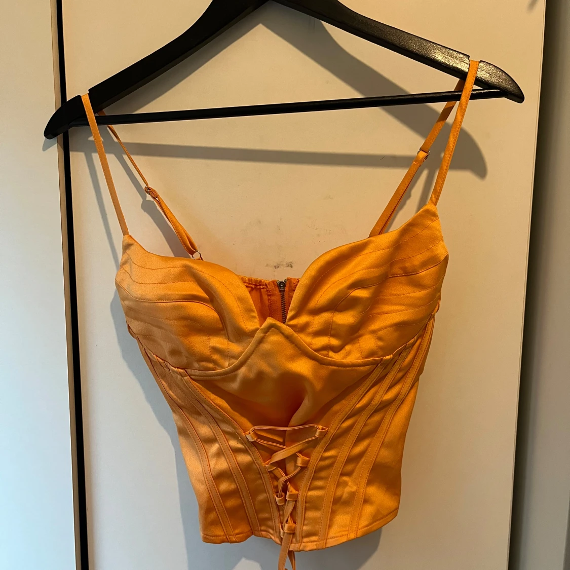 Orange satin korsettopp med snörning