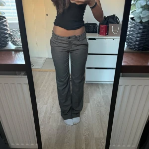 Lågmidjade Kostymbyxor - Supersnygga lågmidjade kostymbyxor från NafNaf🩷