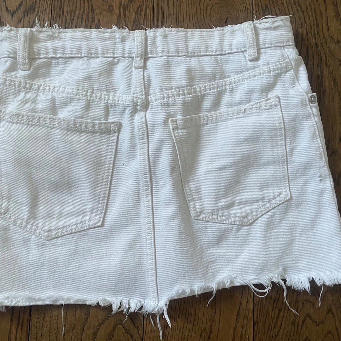 Vit jeanskjol med fransad kant från Zara - 1