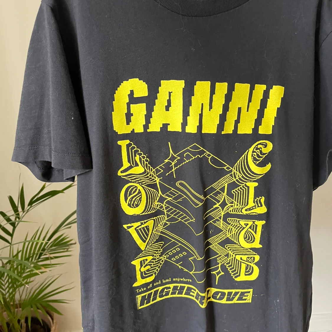 Svart Ganni t-shirt med gul print