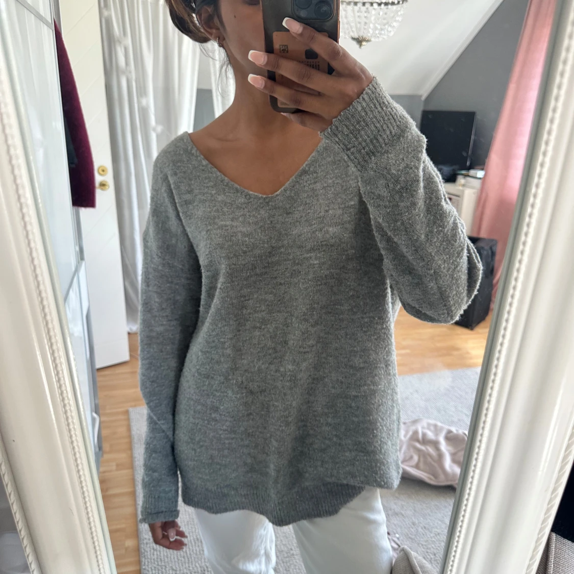 Grå stickad tröja  - 1