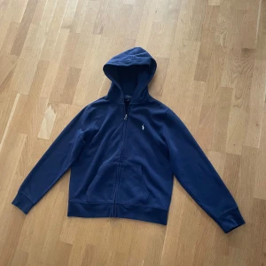 Marinblå hoodie från Polo Ralph Lauren - Mörk blå Ralph lauren tröja står att storleken är 14-16 men skulle själv säga 12-15 år