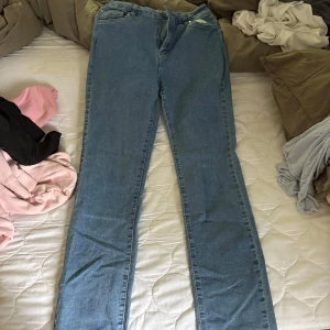 blå jeans  - blåa jeans som är raka i benen 