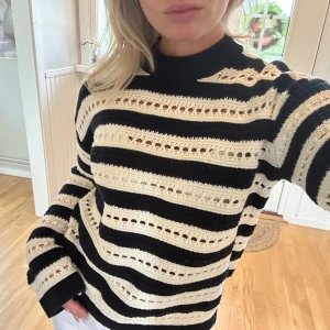 Randig stickad tröja i svart och vit - Snygg stickad tröja med breda svarta och vita ränder och coola håldetaljer. Tröjan har lång ärm, ribbad halsringning och en loose fit som ger en avslappnad vibe. Storlek XS men passar även en S💖💖