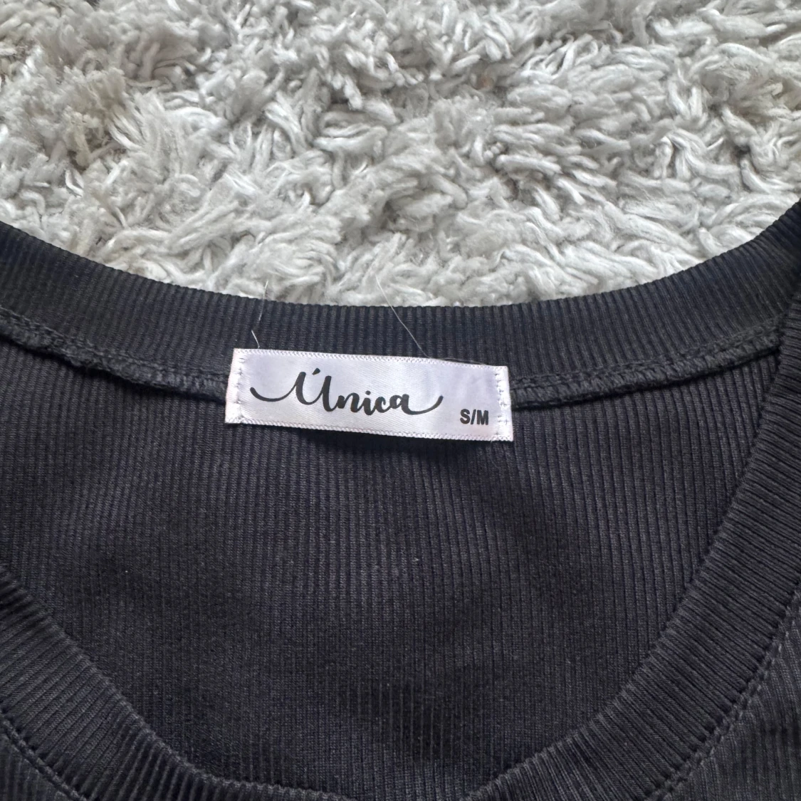 Svart croppad topp med pärldetaljer - 1