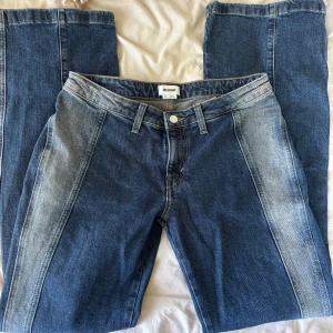 Wide jeans från Weekday, blå denim - Säljer ett par blå jeans från Weekday med breda ben och cool kontrast mellan mörk och ljus denim. Klassisk femficksmodell och raka sömmar. Perfekta för dig som gillar en avslappnad och trendig stil. Aldrig använda!❣️