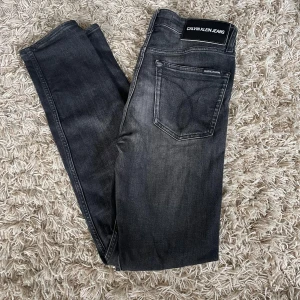 Svarta jeans Calvin Klein - Snygga svarta jeans från Calvin Klein. Normal passaform. Hör av dig vid frågor!