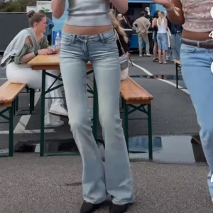 Ljusblå bootcut jeans med låg midja - Säljer ett par ljusblå jeans från Cheap Monday med bootcut och låg midja. Jeansen har klassisk femficksdesign, blekta detaljer framtill och bak samt en tydlig Cheap Monday-patch på bakfickan. Perfekt för dig som gillar retrovibbar och snygg passform. Lånade bilder!!