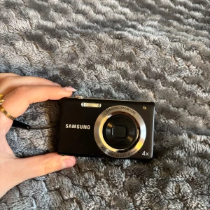 Samsung digitalkamera  - Säljer min Samsung digital kamera ST61. Använde den när jag var yngre men kommer tyvärr inte till användning längre. Hittar tyvärr inte laddaren till den så den är slut på batteri nu men tror att en vanlig Samsung laddare borde passa bra (bild 3)  