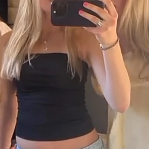 Svart bandeu topp  - Säljer denna svarta bandeu topp från hm storlek S använd 1 gång 