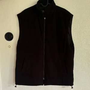 Oscar Jacobsson väst - Säljer denna oscar Jacobsson väst. Skriv vid fler frågor och funderingar!