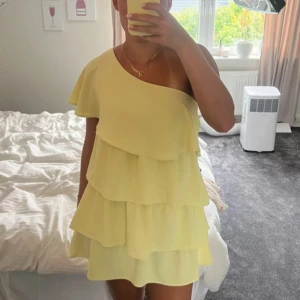  Zara Volangklänning💛 - Superfin sommarklänning med volanger från Zara. Strl M men passar S också! Inga skador eller liknande utan jättebra skick🤗🤗