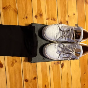 Vita sneakers från Giuseppe Zanotti - Säljer dessa ass feta giuseppe zanotti skor till en prisvärd prislapp. Såklart äkta, dustbag kartong medföljer och allt OG. Lite små defekter där av pris.                                                                            Skick: 7/10.                                                                       Storlek: 43.                                                                 Pris: 999