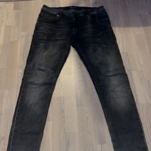 Gråa jeans från Cars Jeans - Snygga gråa jeans från Cars Jeans med lätt tvättad look och klassiska fem fickor. Jeansen har smal passform och normal midja, perfekta till sneakers eller boots. Materialet är stretchigt för extra komfort.