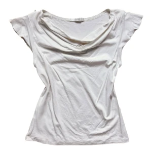 Vintage Vit draperad topp från Clothes - Vit drapperad topp från Clothes i storlek 40. Men passar mer en S-M. Draperad halsringning och korta ärmar med lätt volang. 