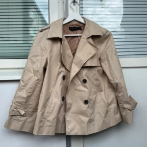 Trench Coat - Säljer denna korta trench coaten från Zara, den är använd och o bra skick, lite dammig!💓 Den är mer som en S i storlek och tyvärr för liten för mig😇 Så har ingen bild på!