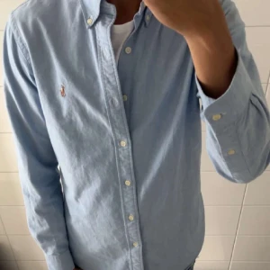 Ljusblå skjorta från Polo Ralph Lauren - Snygg ljusblå skjorta från Polo Ralph Lauren. Nytt skick